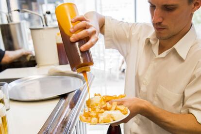 El Bar Tomás es famoso por sus patatas bravas.