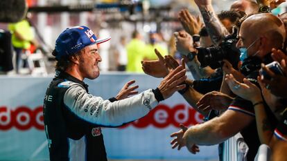 Fernando Alonso celebra con su equipo el podio en el Gran Premio de Qatar.