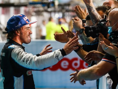 Fernando Alonso celebra con su equipo el podio en el Gran Premio de Qatar.