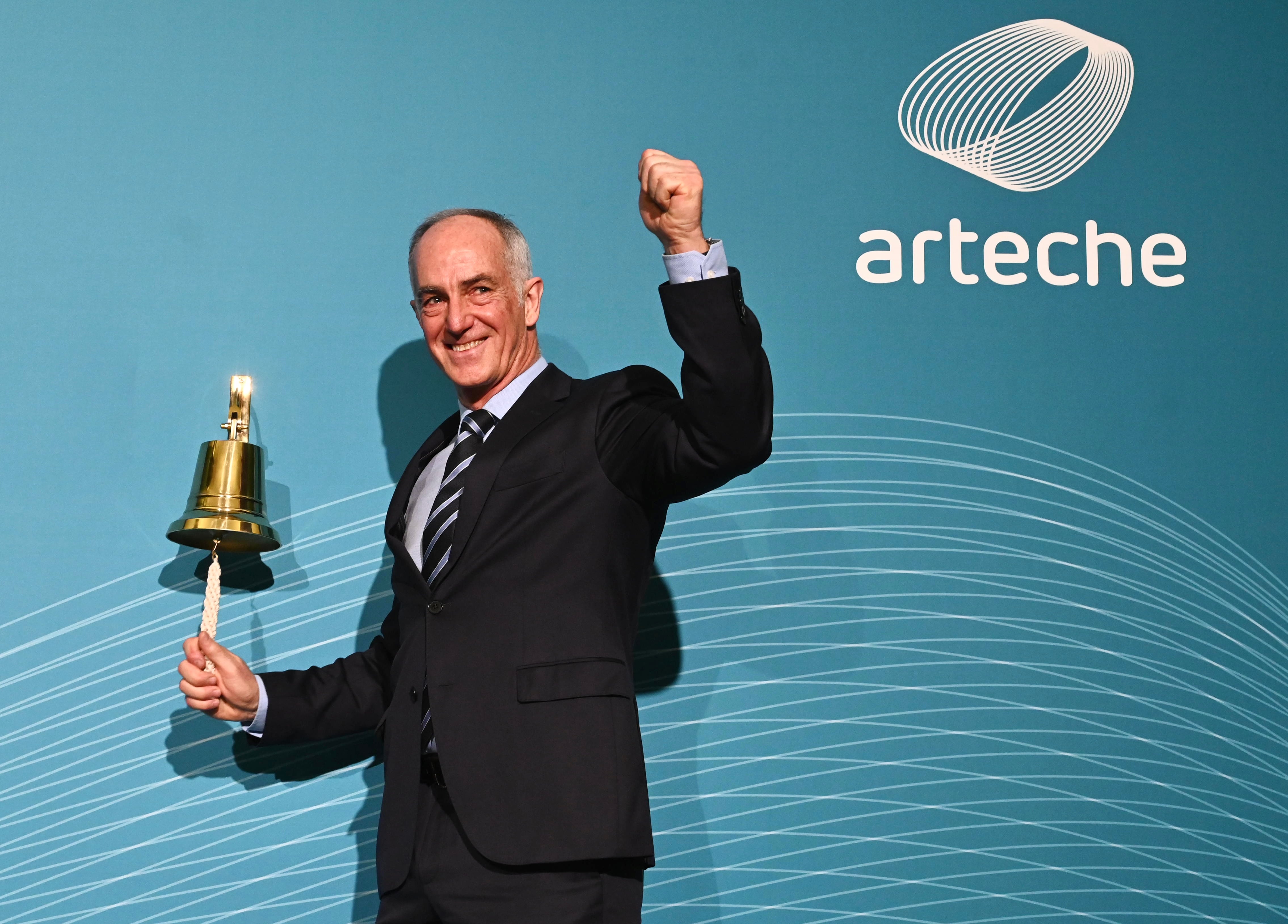 El consejero delegado del Grupo Arteche, Alexander Artetxe, durante el toque de campana del Grupo Arteche en su ingreso al mercado continuo, desde la Bolsa de Bilbao, el pasado 2 de febrero.
