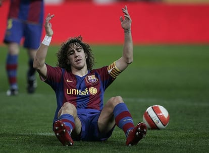 Puyol se lamenta tras una jugada.