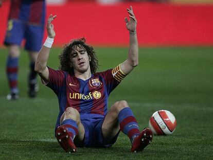 Puyol se lamenta tras una jugada.