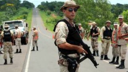 Miembros de la Policía Nacional realizan un control de vehículos en una carretera del departamento de Concepción, noreste del país. EFE/Archivo