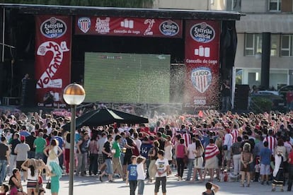 Los aficionados locales siguieron el partido en una pantalla gigante instalada en la plaza lucense de Augas Ferreas. / PEDRO AGRELO