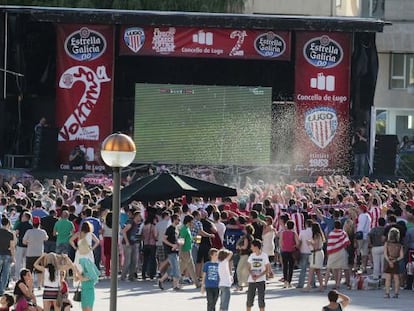 Los aficionados locales siguieron el partido en una pantalla gigante instalada en la plaza lucense de Augas Ferreas. / PEDRO AGRELO