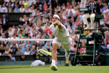 Rafael Nadal intenta esforzadamente llegar a una bola durante el partido contra Ryan Sweeting.