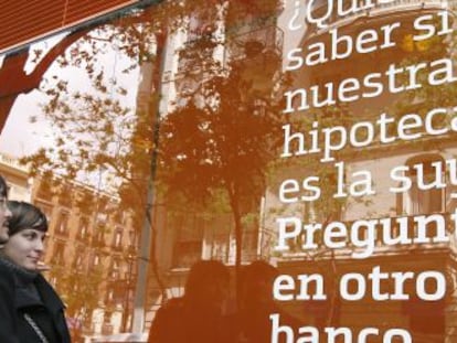 Jóvenes a las afueras de la oficina de Bankinter /Samuel Sánchez