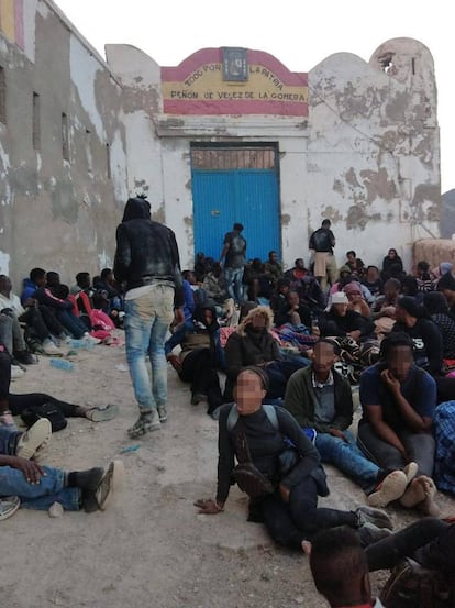 Migrantes en el Peñón de Vélez de la Gomera este lunes.