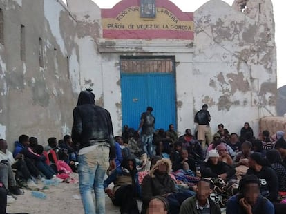 Migrantes en el Peñón de Vélez de la Gomera este lunes.