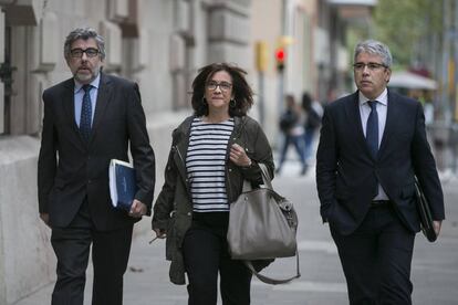 Blanca Bragulat, esposa de Jordi Turull, acude al Tribunal Superior de Justicia de Cataluña acompañada por su abogado Jordi Pina y Francesc Homs.