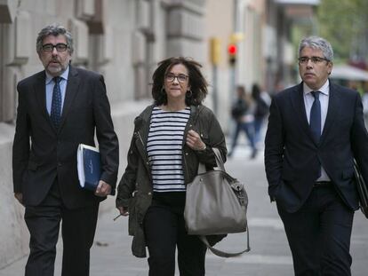 Blanca Bragulat, esposa de Jordi Turull, acude al Tribunal Superior de Justicia de Cataluña acompañada por su abogado Jordi Pina y Francesc Homs.
