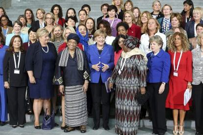 La canciller alemana, Angela Merkel, junto a otras líderes en un diálogo sobre mujeres celebrado en Berlín el 16 de septiembre.