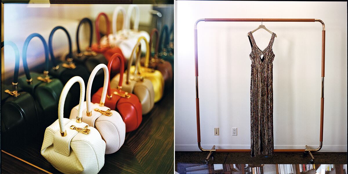 A la izquierda, su célebre bolso Nina en varios colores y materiales. A la derecha, un vestido de su colección para primavera.