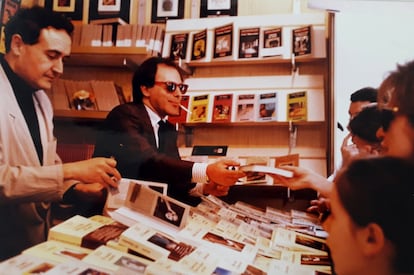 Vicente Molina Foix y Javier Marías en la Feria del Libro de Madrid. / Archivo personal de Vicente Molina Foix