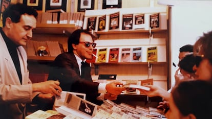 Vicente Molina Foix y Javier Marías en la Feria del Libro de Madrid. / Archivo personal de Vicente Molina Foix