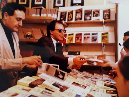 Vicente Molina Foix y Javier Marías en la Feria del Libro de Madrid. / Archivo personal de Vicente Molina Foix