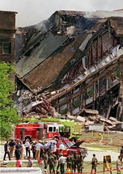 En el Pentágono, ubicado en las afueras de Washington DC, las autoridades ya han descartado encontrar supervivientes en el ala del edificio impactada.
(REUTERS)