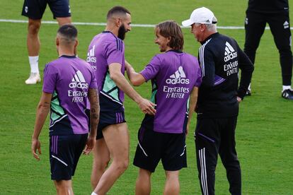 Karim Benzema bromea con Luka Modric y Carlo Ancelotti, durante el entrenamiento del Real Madrid previo a la final de la Copa.