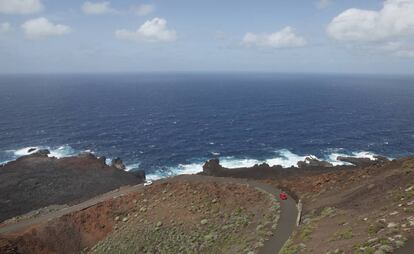 Carretera costera en El Hierro (Canarias).