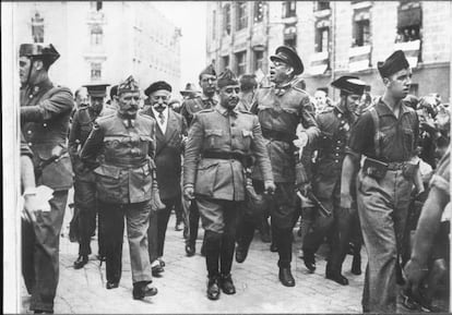 Franco, entre los generales Cavalcanti y Mola, en Burgos en 1936.