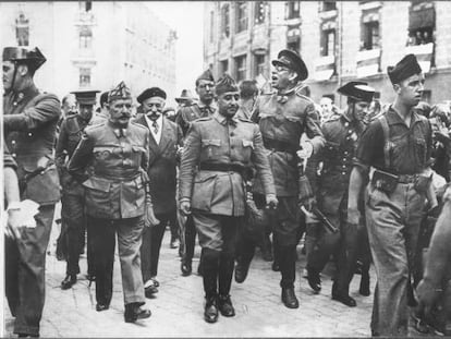 Franco, entre los generales Cavalcanti y Mola, en Burgos en 1936.