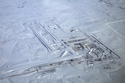 Plano aéreo del Aeropuerto Internacional de Denver, del que cicen que tiene forma de esvástica.