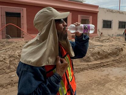 Un trabajador se refresca en Hermosillo, Sonora, el 13 de junio 2024.