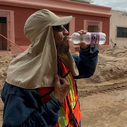 Un trabajador se refresca en Hermosillo, Sonora, el 13 de junio 2024.