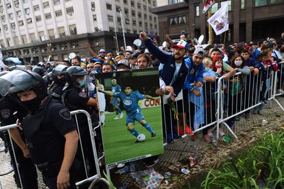 Aficionados hacen cola para el velatorio de la leyenda del fútbol Diego Maradona en el palacio presidencial Casa Rosada, en Buenos Aires, Argentina, el pasado 26 de noviembre de 2020.