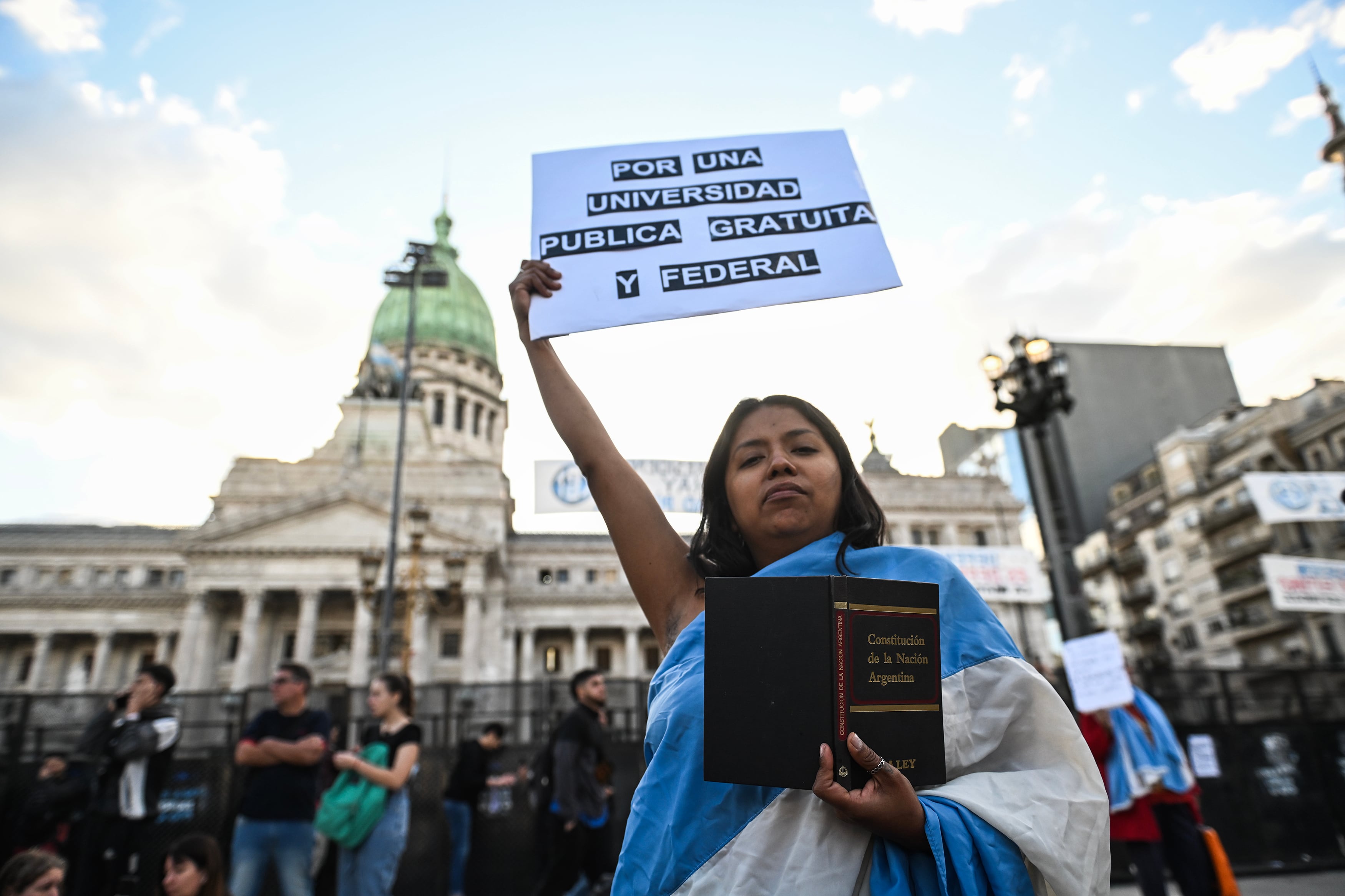 El Gobierno de Milei impulsa un proyecto para cobrar los estudios universitarios de alumnos extranjeros