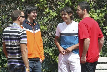 Nadal conversa con los baloncestistas Juan Carlos Navarro y Ricky Rubio durante la primera jornada del Trofeo Conde de Godó de Tenis del año 2009.