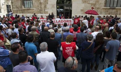 Concentración de trabajadores frente a las Generalitat.