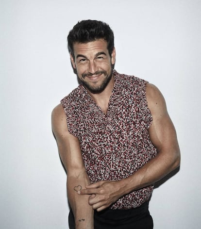 El actor Mario Casas, vestido con un chaleco Prada.