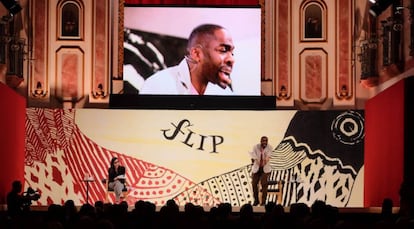 Lázaro Ramos declama na Flip, em palco na igreja.