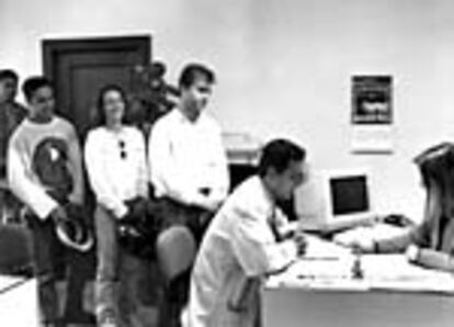 Un grupo de jóvenes en una oficina de empleo en Granada, en una imagen de archivo.