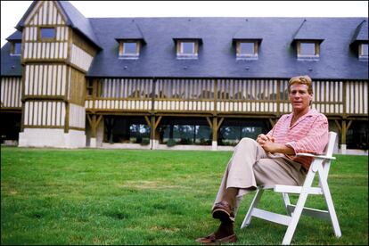 El actor estadounidense Ryan O' Neal posa en el Festival Deuville (Francia) en 1984.