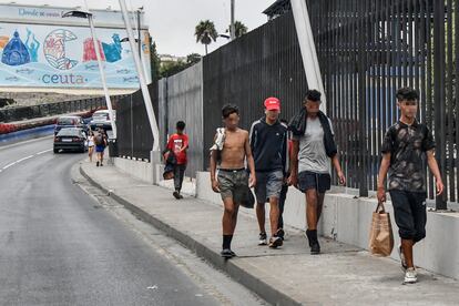 Menores deambulan por Ceuta este jueves.