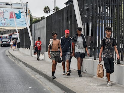 Menores deambulan por Ceuta este jueves.