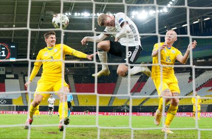 Timo Werner marca el tercer gol a Ucrania.