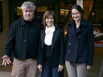 Pedro Almodóvar, junto a Mercedes Morán y, a la derecha, Lucrecia Martel.