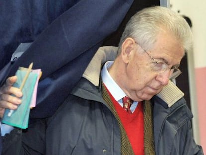 Mario Monti vota en Milán.