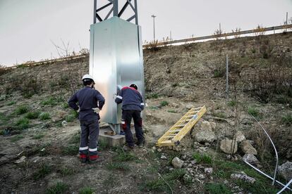 Operarios refuerzan la seguridad en una torre de suministro eléctrico para impedir subir a ella y que sea manipulada en el sector cinco de la Cañada Real Galiana, que lleva varias semanas sin luz.