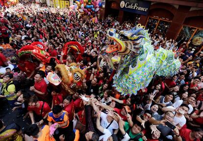 Una multitud celebra este martes el Año Nuevo Lunar en Chinatown en Manila (Filipinas)
