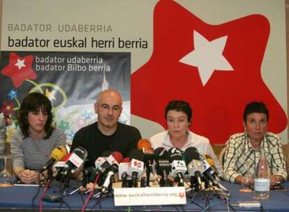 Presentación de la lista de la izquierda <i>abertzale</i> al Ayuntamiento de Bilbao. Segundo y tercera por la izquierda, Lander Etxebarria y Jone Goirizelaia.