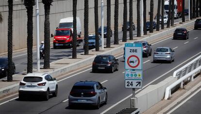 Un cartel anuncia la entrada a la zona de bajas emisiones de Barcelona.