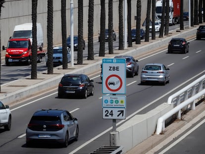 Un cartel anuncia la entrada a la zona de bajas emisiones de Barcelona.