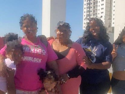 Joseline, sus tres hijas de 15, 13 y 3 años; su madre de 56 y su hermana adolescente.