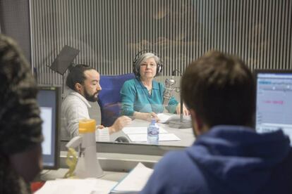 Tina Sainz, durante la grabaci&oacute;n de &#039;El gran apag&oacute;n&#039; en los estudios de la Cadena SER.