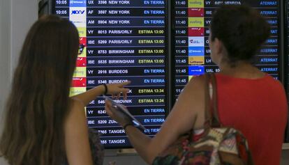 Una pantalla informativa del aeropuerto del Prat (Barcelona).