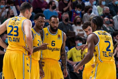 Los jugadores del Maccabi Tel Aviv forman un corro en su último partido contra el Barça en el Palau, disputado el 7 de abril.